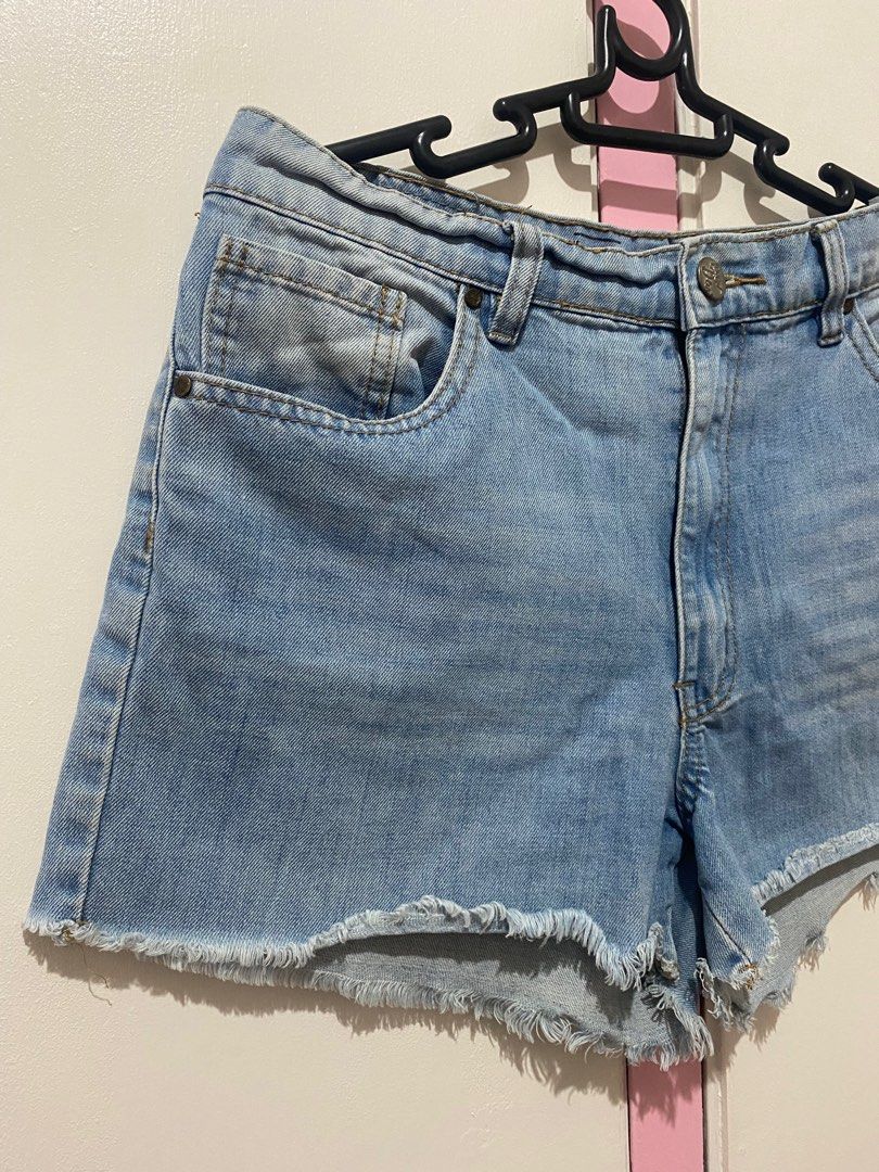 Light Wash Denim Shorts - Size L (Category: Shorts) located in Paranaque City. Submitted by janelaaa_ (Listing ID 1415612563, Image 2). Description: - Light wash denim shorts - Size: L - Frayed hem - Classic five-pocket styling - Button and zipper closure - Perfect for everyday wear.