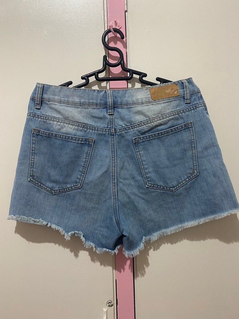 Light Wash Denim Shorts - Size L (Category: Shorts) located in Paranaque City. Submitted by janelaaa_ (Listing ID 1415612563, Image 3). Description: - Light wash denim shorts - Size: L - Frayed hem - Classic five-pocket styling - Button and zipper closure - Perfect for everyday wear.