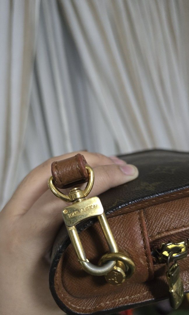 LV Clutch Bag (Category: Luxury Bags & Wallets) located in Quezon City. Submitted by loveloi (Listing ID 1415618362, Image 2). Description: LV Clutch Bag only no box no dust bag.