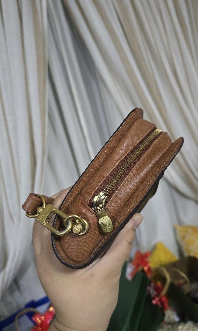 LV Clutch Bag (Category: Luxury Bags & Wallets) located in Quezon City. Submitted by loveloi (Listing ID 1415618362, Image 3). Description: LV Clutch Bag only no box no dust bag.