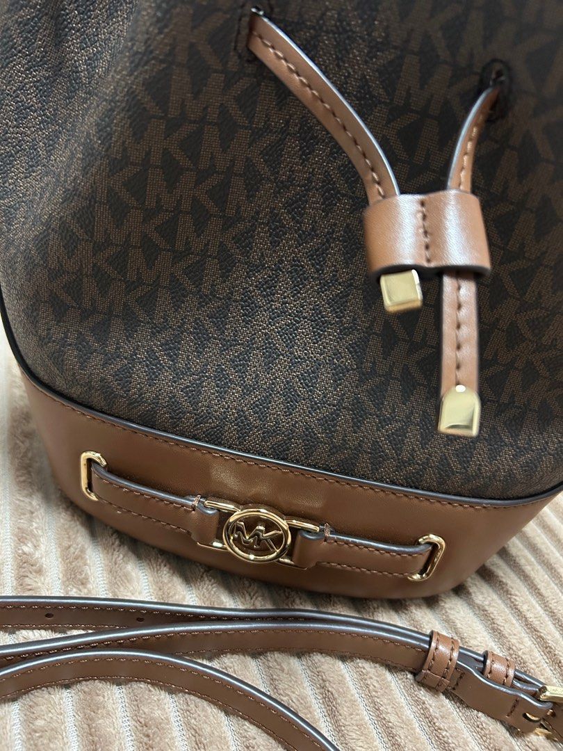 Michael Kors Bucket Bag with Shoulder Strap (Category: Luxury Bags & Wallets) located in Malolos. Submitted by z.shops (Listing ID 1415594305, Image 2). Description: MK Bucket Bag Super good condition Need cash lang talaga No issues Matibay ORIGINAL from Canada No inclusion bag only.