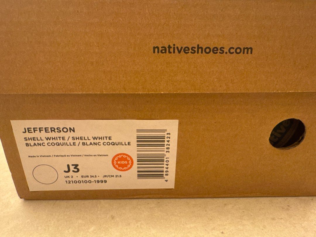 Native Jefferson Shell White Kids' Shoes （分類：嬰兒及小童流行時尚）位於 Hong Kong。 由 michaelcwmm 提交（商品編號 1415580475，圖片 2）。簡介： Native Jefferson shoes in shell white. Size J3. EUR 34.5, JP/CM 21.5. The shoes are new and come with the original box. The box has the Native logo on top. The shoes are made of a lightweight, durable material, perfect for everyday wear.。