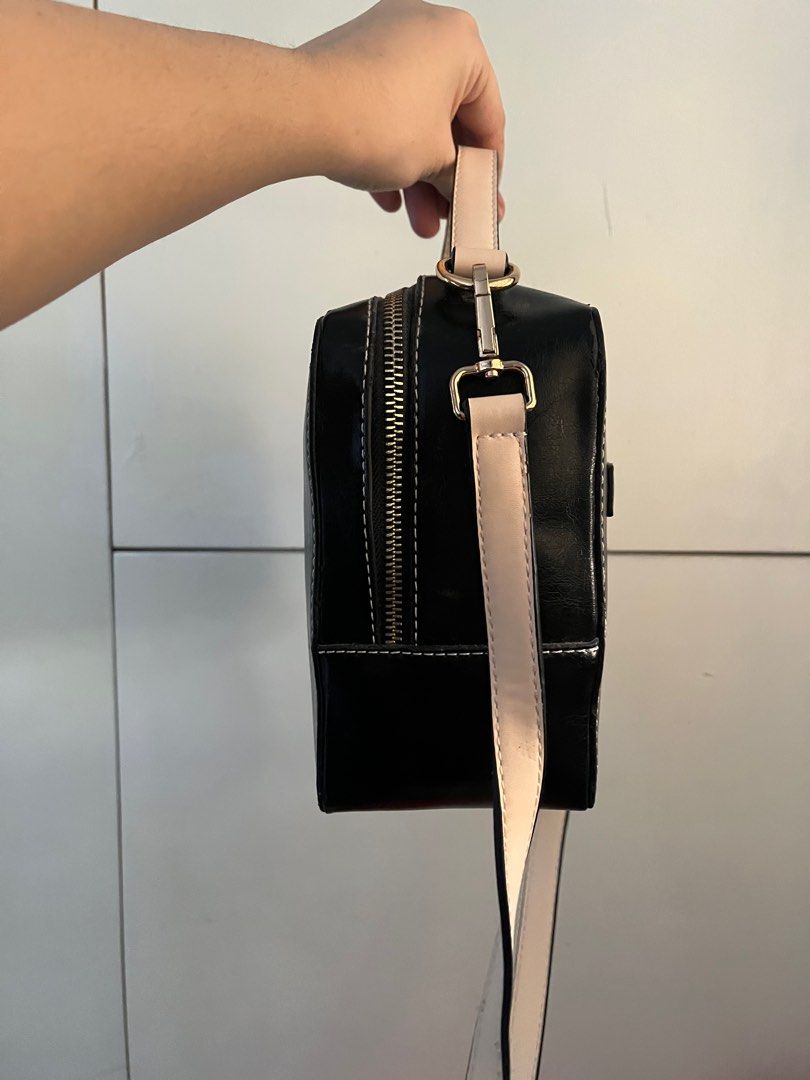 Original Jessica Moore Camera Bag (Category: Cross-body Bags) located in Angeles City. Submitted by ivylivin (Listing ID 1415454925, Image 2). Description: Selling low‼️ with dust bag Bought from USA size: semi medium Can fit a lot of stuff Flaws: sa handle lang mainly (refer to posted pics) other flaws - sign lang na nastock sa cabinet may parts na nagbbakabak sa ilang sides ng bag pls refer to pics RFS: decluttering .