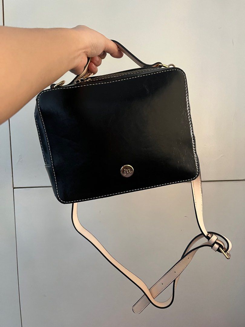 Original Jessica Moore Camera Bag (Category: Cross-body Bags) located in Angeles City. Submitted by ivylivin (Listing ID 1415454925, Image 3). Description: Selling low‼️ with dust bag Bought from USA size: semi medium Can fit a lot of stuff Flaws: sa handle lang mainly (refer to posted pics) other flaws - sign lang na nastock sa cabinet may parts na nagbbakabak sa ilang sides ng bag pls refer to pics RFS: decluttering .