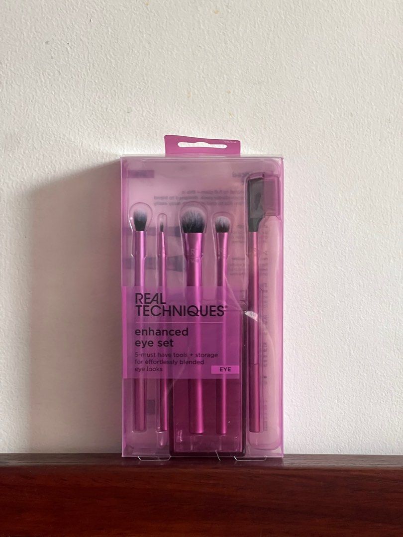 Real Techniques Enhanced Eye Set (Category: Makeup) located in Manila. Submitted by kitkat24 (Listing ID 1415499543, Image 1). Description: - Real Techniques Enhanced Eye Set - Includes 5 eye brushes - Comes with storage - Pink brushes - Creates various eye makeup looks.