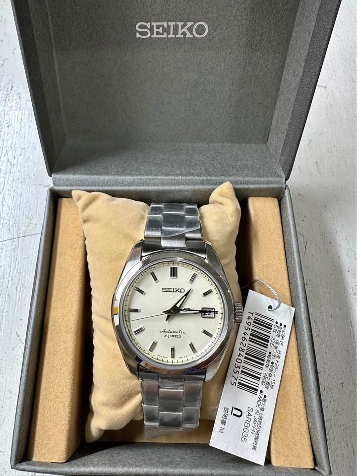 Seiko SARB035 Automatic Watch Brand new (Category: Men's Watches) located in Manila. Submitted by welltimedcollective (Listing ID 1415506133, Image 1). Description: Sarb035 aka "Grand baby seiko" Discontinued/rare JDM watch Seiko SARB035 Movement: Seiko 6R15 automatic (hacking + hand-winding) Power Reserve: ~50 hours Case: Stainless steel, ~38 mm diameter × ~11.2 mm thick Crystal: Sapphire crystal Dial: Cream/white w/ date at 3 o’clock Bracelet: 