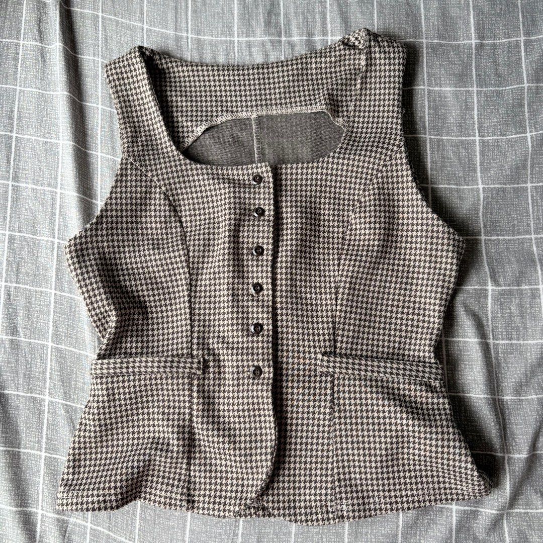SHEIN Poeselle Houndstooth Vest (Category: Sleeveless) located in Taguig. Submitted by ptrshbntp (Listing ID 1415513566, Image 1). Description: Stylish Poeselle vest in a classic houndstooth pattern -button-down front unique square neckline Size: Medium -Perfect for layering or wearing on its own -used once in event .