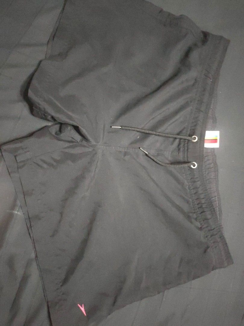 Speedo Swim Shorts - Black (Category: Bikinis & Swimsuits) located in Manila. Submitted by arniegay (Listing ID 1415473422, Image 1). Description: - Speedo swim shorts - Size: L/ 16 - Drawstring waist - Speedo logo detail - Made in the Philippines - Perfect for swimming or casual wear rfs-decluttering still in very good condition 9/10.