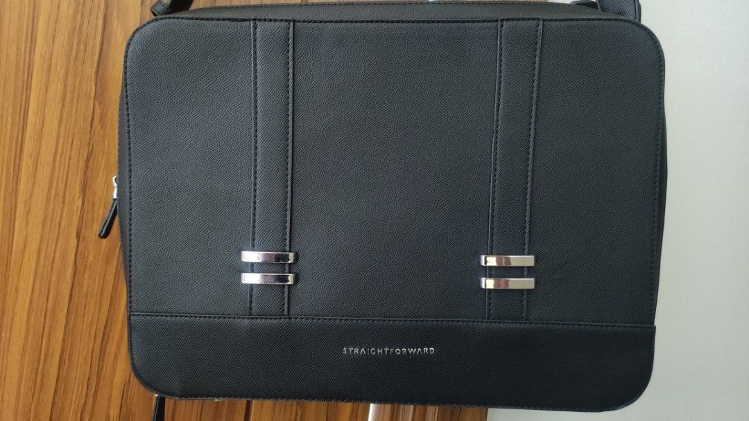 straightforward dvl lusso-black (Category: Luxury Bags & Wallets) located in Manila. Submitted by levigurl (Listing ID 1314929547, Image 1). Description: eyy di daw pwede sa scoliosis ko ang gantong bag. dalawang beses lang nagamit pero nagasgas kong maliit sa gedli. limited edition ang color kaya purr. Php 2,750 orig keri ang 14" lappy kaso dapat slim ang laptops pero wala namang gaming laptop na 14" kaya pakk..