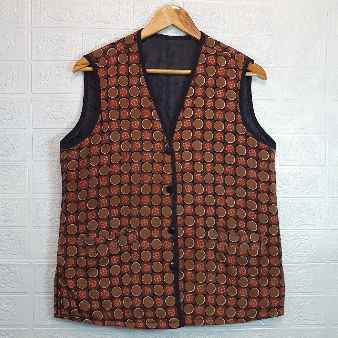 Sun Hung quilted vest (Category: Vests) located in Bagabag. Submitted by adg.thriftstuff (Listing ID 1415484685, Image 1). Description: -light quilted -unique pattern -medium on tag can fit to Large.