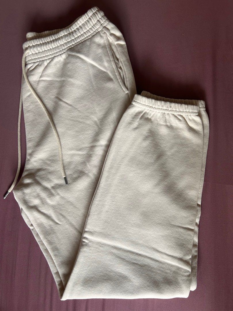 UNIQLO SWEAT PANTS (OFF-WHITE) (Category: Joggers) located in Manila. Submitted by notamymarch (Listing ID 1415512693, Image 2). Description: Size: Large (see picture) Color: Off-White With pockets Stretchable waistband and leg holes With drawstring 100% Cotton.
