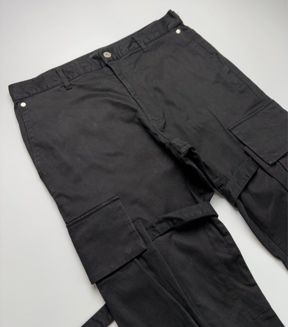 Vuja De Bondage Flared Cargo Pants (Category: Trousers) located in Cavite. Submitted by sc_rcity (Listing ID 1415578466, Image 3). Description: Tagged Size : Medium / 32 Men’s Like New No Flaw Authentic Made in Japan Zipper : Ykk Waist 15.5 Length 37.5 Front rise 13 Inseam 25.5 Leg op. 8.5.