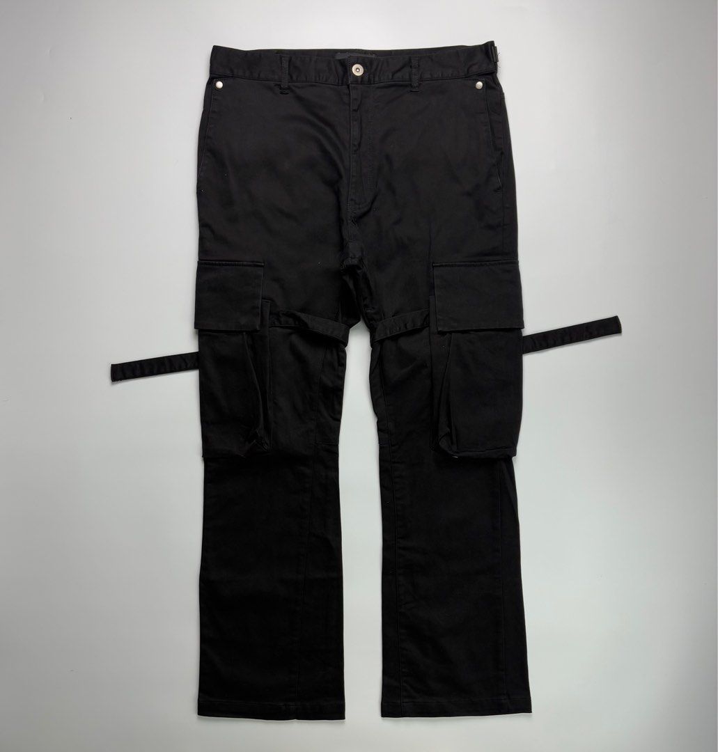 Vuja De Bondage Flared Cargo Pants (Category: Trousers) located in Cavite. Submitted by sc_rcity (Listing ID 1415578466, Image 1). Description: Tagged Size : Medium / 32 Men’s Like New No Flaw Authentic Made in Japan Zipper : Ykk Waist 15.5 Length 37.5 Front rise 13 Inseam 25.5 Leg op. 8.5.