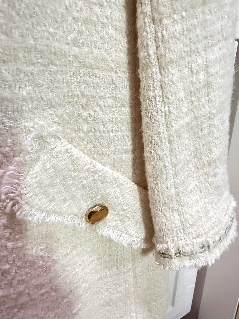 Zara Basic Tweed Jacket （分類：外套及戶外衣服）位於 Hong Kong。 由 fififefe 提交（商品編號 1415524843，圖片 4）。簡介： Cream-colored tweed jacket from Zara Basic. Features a round neckline, two front pockets with gold-tone buttons, and decorative trim along the edges. The jacket has long sleeves and a tailored fit. Made in Morocco. Size M. Brand new Size : Chest 50cm Length 75cm。