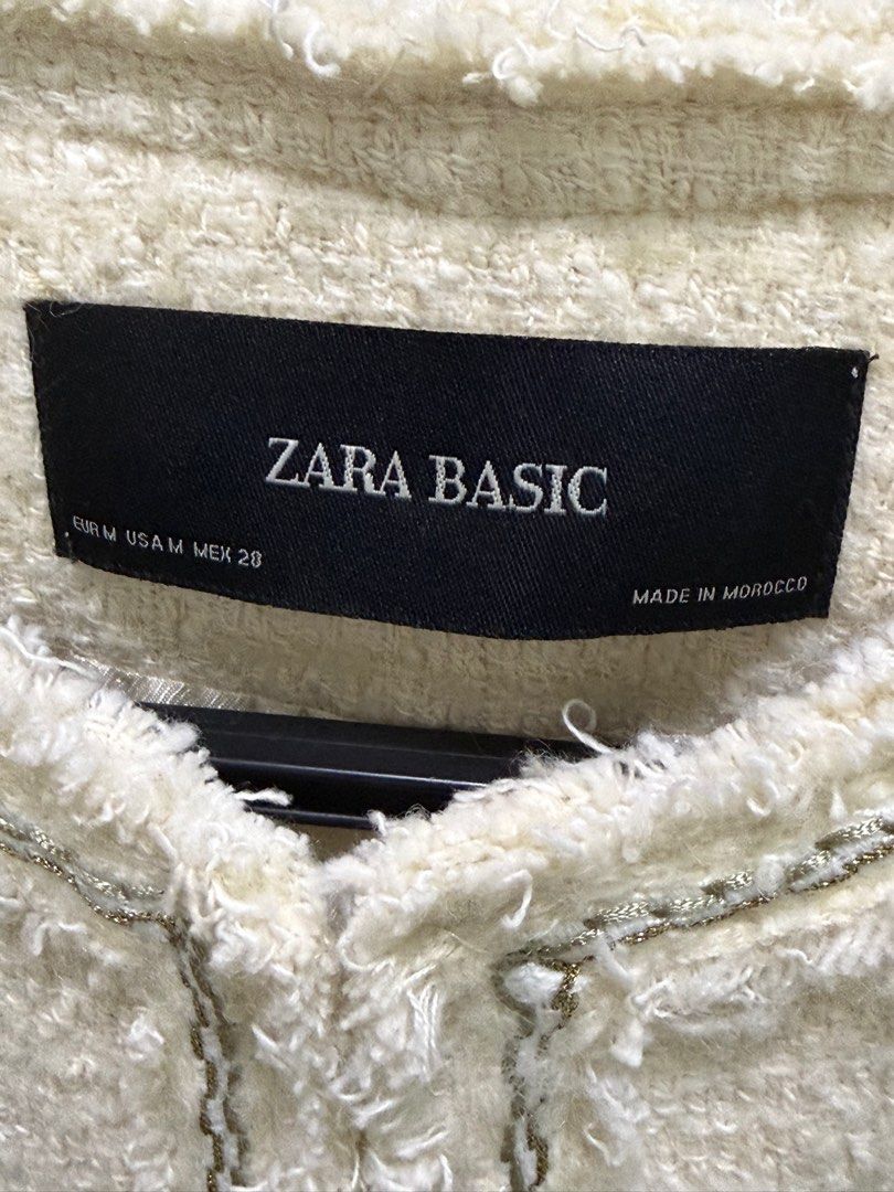 Zara Basic Tweed Jacket （分類：外套及戶外衣服）位於 Hong Kong。 由 fififefe 提交（商品編號 1415524843，圖片 3）。簡介： Cream-colored tweed jacket from Zara Basic. Features a round neckline, two front pockets with gold-tone buttons, and decorative trim along the edges. The jacket has long sleeves and a tailored fit. Made in Morocco. Size M. Brand new Size : Chest 50cm Length 75cm。