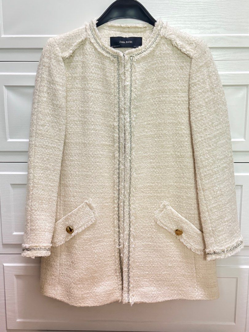 Zara Basic Tweed Jacket （分類：外套及戶外衣服）位於 Hong Kong。 由 fififefe 提交（商品編號 1415524843，圖片 1）。簡介： Cream-colored tweed jacket from Zara Basic. Features a round neckline, two front pockets with gold-tone buttons, and decorative trim along the edges. The jacket has long sleeves and a tailored fit. Made in Morocco. Size M. Brand new Size : Chest 50cm Length 75cm。