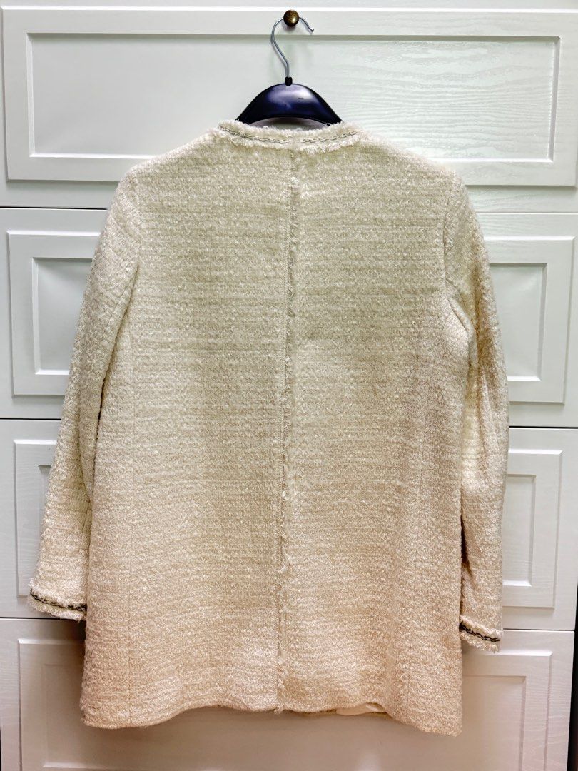 Zara Basic Tweed Jacket （分類：外套及戶外衣服）位於 Hong Kong。 由 fififefe 提交（商品編號 1415524843，圖片 2）。簡介： Cream-colored tweed jacket from Zara Basic. Features a round neckline, two front pockets with gold-tone buttons, and decorative trim along the edges. The jacket has long sleeves and a tailored fit. Made in Morocco. Size M. Brand new Size : Chest 50cm Length 75cm。