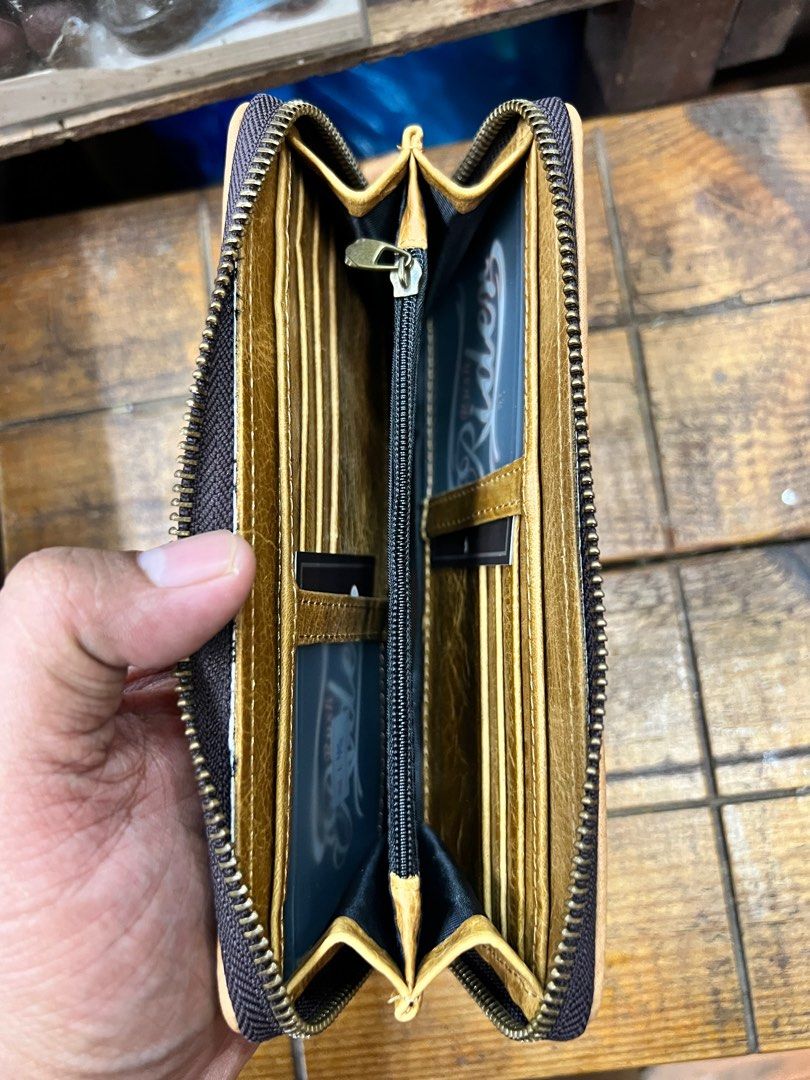 apachee (Category: Wallets & Card Holders) located in Shah Alam. Submitted by lekmet (Listing ID 1415809326, Image 3). Description: long wallet leather apachee big logo genuie leather zipper .