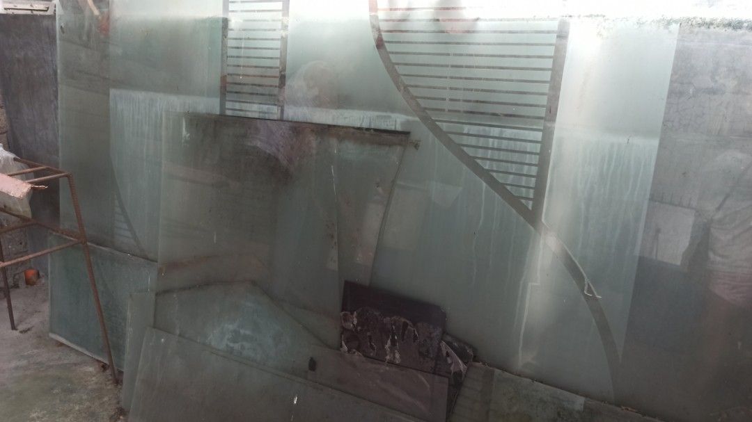 Assorted Glass Panels (Category: Other Home Decor) located in Caloocan City. Submitted by chogum12 (Listing ID 1415658809, Image 3). Description: - Assorted glass panels - Various sizes and designs - Some panels with etched patterns - Ideal for DIY and craft projects - Some panels may have dirt/residue - Sold as is.