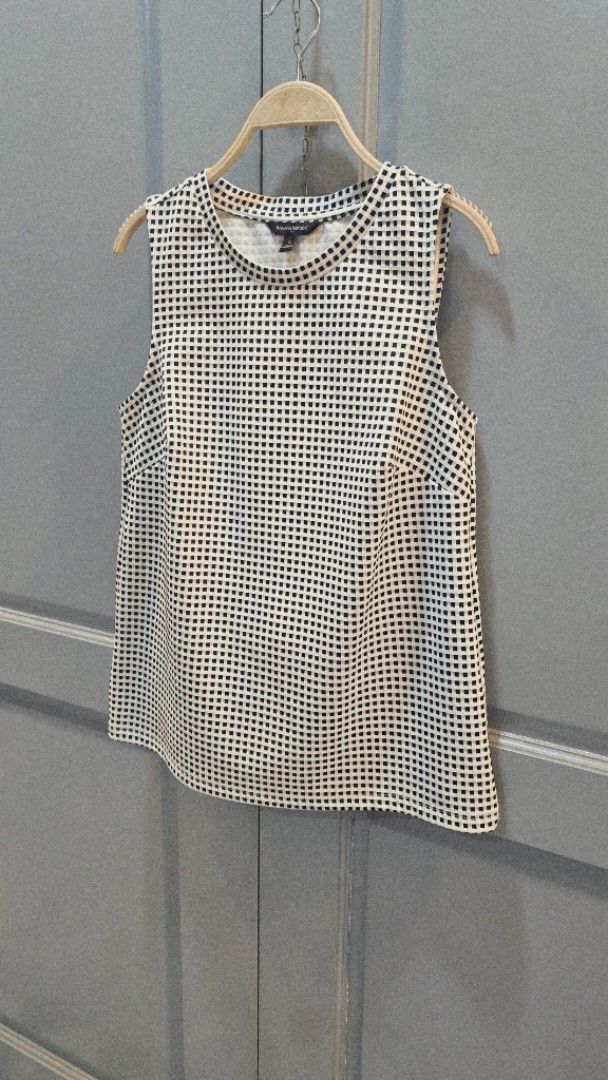 Banana Republic Sleeveless Top (Category: Sleeveless) located in Quezon City. Submitted by mjkar (Listing ID 1415682749, Image 2). Description: - Banana Republic sleeveless top - Color: Black and white gingham pattern - Neckline: Round - Fabric: Textured .
