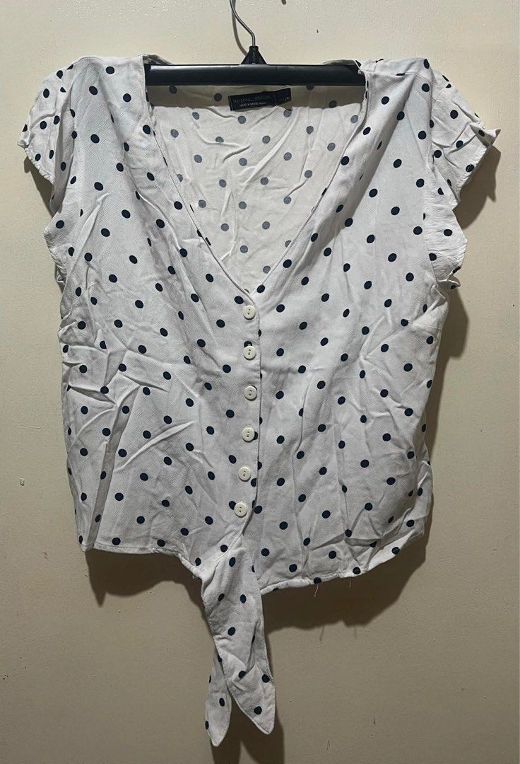 Bershka Polkadot Top (Category: Blouses) located in Cebu City. Submitted by style.hour (Listing ID 1415627508, Image 1). Description: .