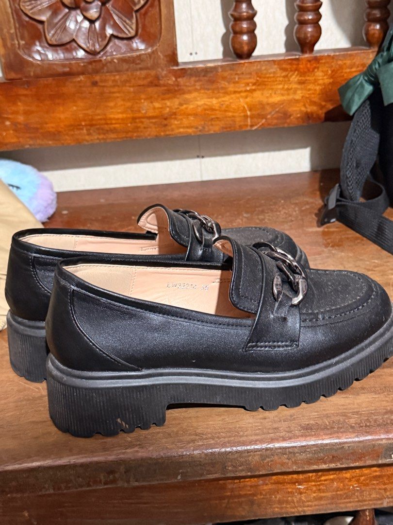 Black Loafers with Chain Detail (Category: Loafers) located in Quezon City. Submitted by greys.grace (Listing ID 1415761140, Image 2). Description: I’m size 6 but this shoes per the saleslady , is big in size. So kahit size 5 sya, kasya ko lang sya sa size 6. Alikabok lang yan, tinamad punasan bago picturean sorry 😅😅 price is still negotiable. *update, may bakbak na sya - Black loafers - Chain detail - Chunky sole - Leather-like material - Sign
