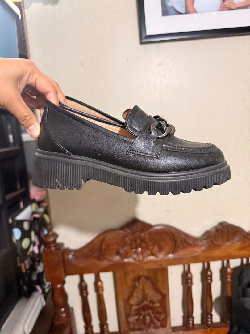 Black Loafers with Chain Detail (Category: Loafers) located in Quezon City. Submitted by greys.grace (Listing ID 1415761140, Image 3). Description: I’m size 6 but this shoes per the saleslady , is big in size. So kahit size 5 sya, kasya ko lang sya sa size 6. Alikabok lang yan, tinamad punasan bago picturean sorry 😅😅 price is still negotiable. *update, may bakbak na sya - Black loafers - Chain detail - Chunky sole - Leather-like material - Sign