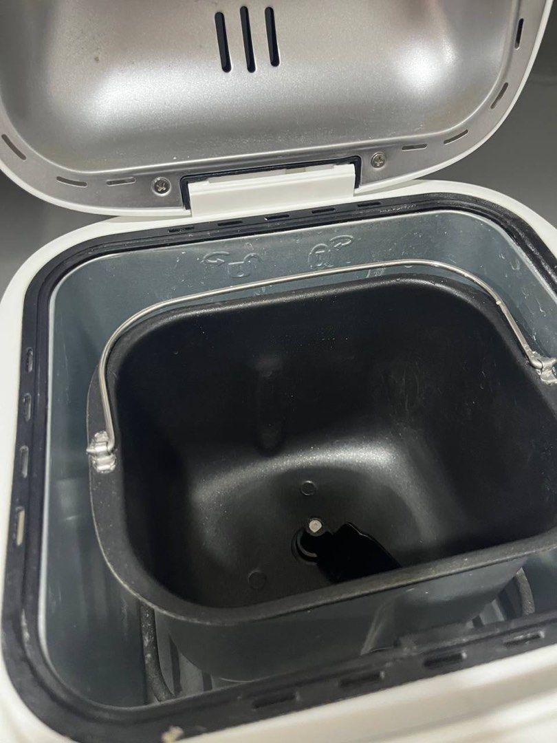 Breadmaker (Category: Breadmakers) located in Johor Bahru. Submitted by jiamengg (Listing ID 1415730070, Image 3). Description: Russell Taylors Bread Maker 2LB BM-10.