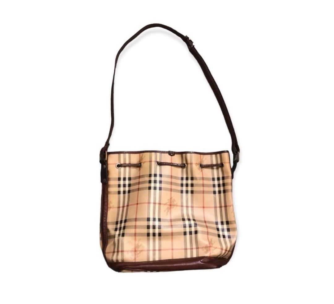 Burberry Bucket Bag (Category: Luxury Bags & Wallets) located in San Fernando. Submitted by sandyayvii (Listing ID 1415725877, Image 2). Description: minimal flaws as seen in the pics with normal signs of use swipe for the details.