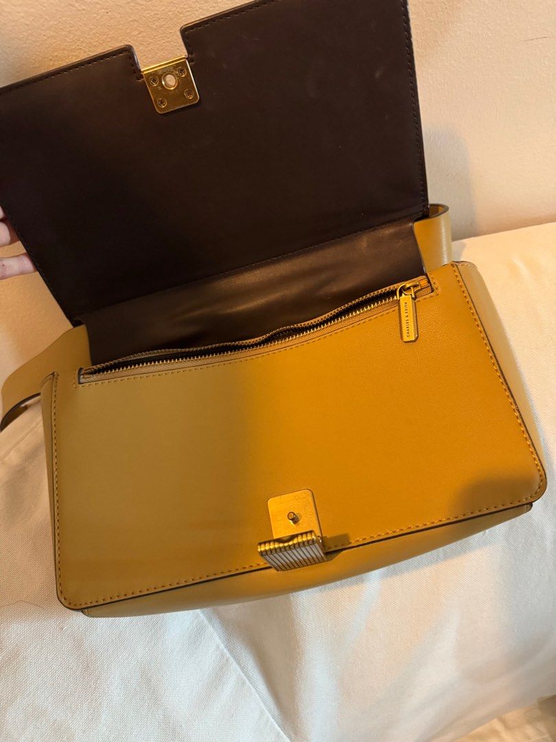 Charles and Keith Lime Green Shoulder bag (Category: Shoulder Bags) located in Muntinlupa City. Submitted by francesca14 (Listing ID 1415752210, Image 2). Description: Barely used In great condition Bought for around ₱3k up Just stored .