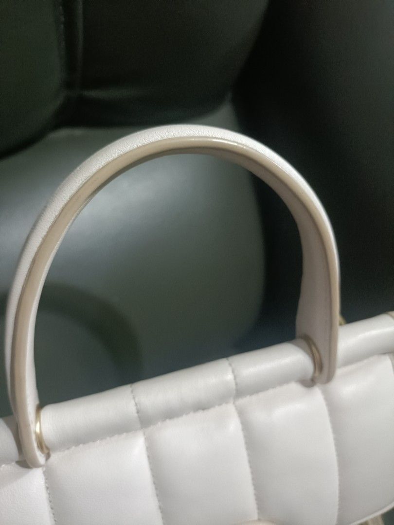 Coach Willis 18 Bag (Category: Luxury Bags & Wallets) located in Imus. Submitted by conshaps28117 (Listing ID 1415723261, Image 3). Description: - Coach Willis 18 - Limited edition - Quilted design - Top handle - Gold chain strap - Turnlock closure - Interior zippered pocket - Coach embossed creed inside - Off white with gold-tone hardware, no fading - Detachable strap - in very good condition -comes with own dustbag.