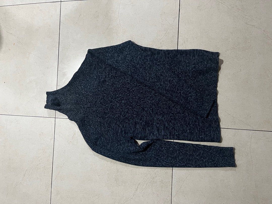 Dark Gray Turtleneck Sweater (Category: Sets & Coordinates) located in Rizal. Submitted by gabrielgabrielx2 (Listing ID 1415728956, Image 1). Description: Dark gray turtleneck sweater with long sleeves. Textured knit. Comfortable and versatile. GIORDANI XL.