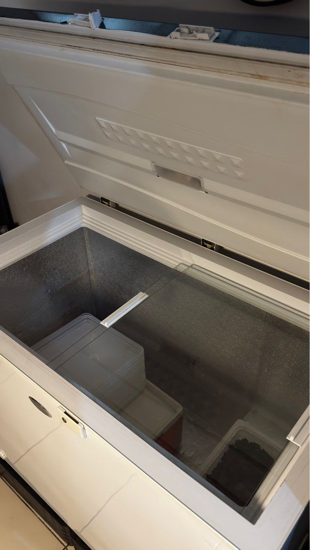 Everest Chest Freezer ETCF115L/M (Category: Refrigerators and Freezers) located in San Juan City. Submitted by rju09 (Listing ID 1415682770, Image 2). Description: FOR SALE! Everest chest freezer. 🥶❄️ Size: 11.5 cubic ft. Issue: walang handle bar Everything else, all working as it should. Price: 7000php (slightly negotiable) Pm lang po Thank you!.