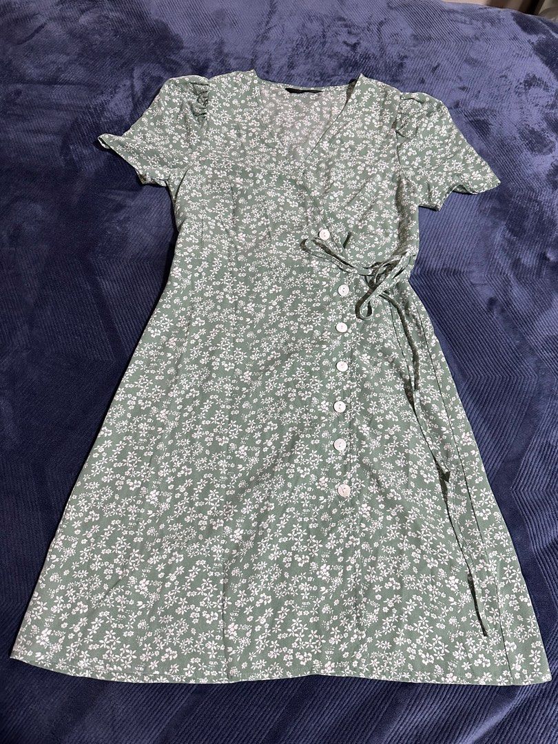 Floral Print Dress (Category: Dresses) located in Baguio. Submitted by tamarands (Listing ID 1415721557, Image 1). Description: - V-neckline - Short sleeves - Floral print - Button-down front - Tie waist detail - Light green color with white floral patterns - Lightweight fabric.