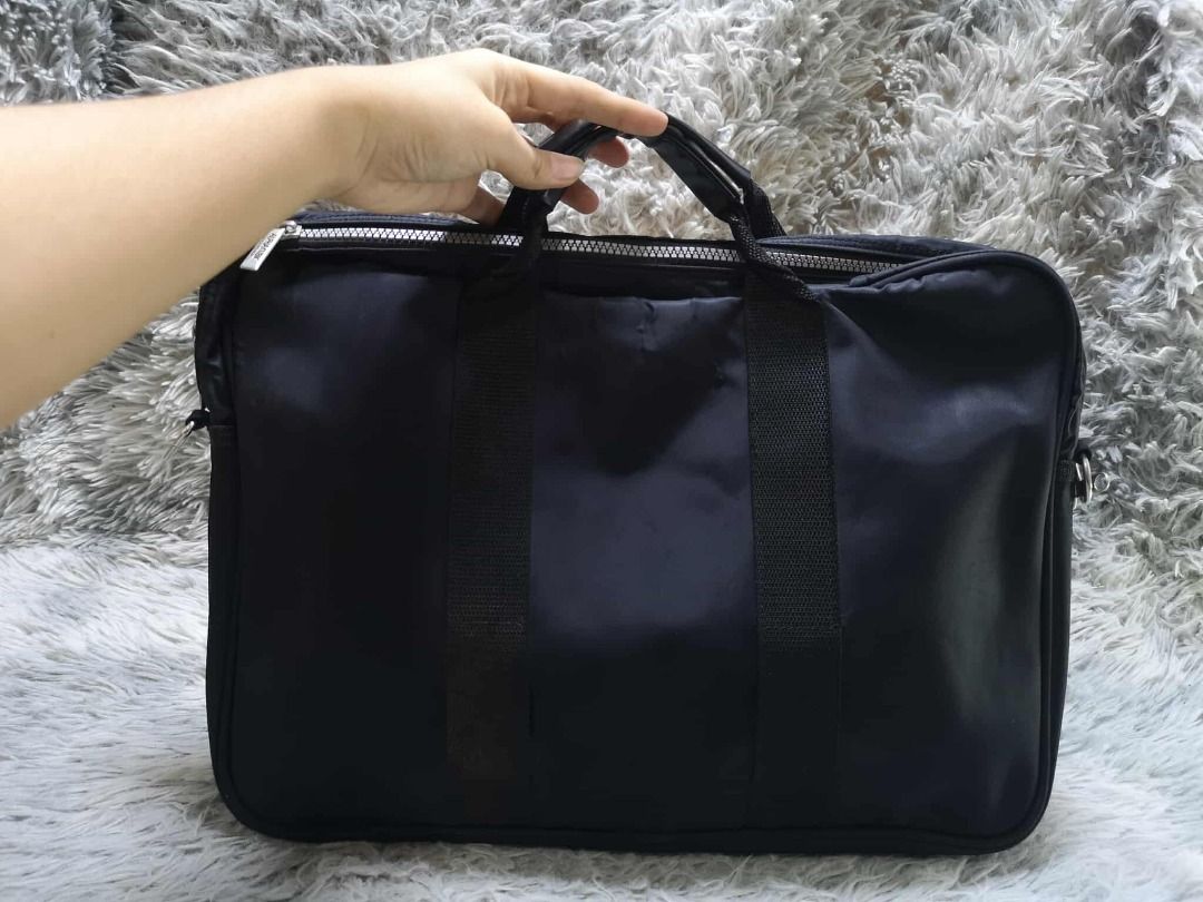 Front Pocket Laptop Bag (Category: Laptop Bags & Sleeves) located in Santa Cruz. Submitted by jmy_surplus.2 (Listing ID 1415704858, Image 1). Description: Size ; L - 13 W - 16 Color ; Black Type ; Laptop bag Brand ; No brand Material ; Nylon Style ; Black Laptop Bag LR 150 JMY 5 Batch #179.