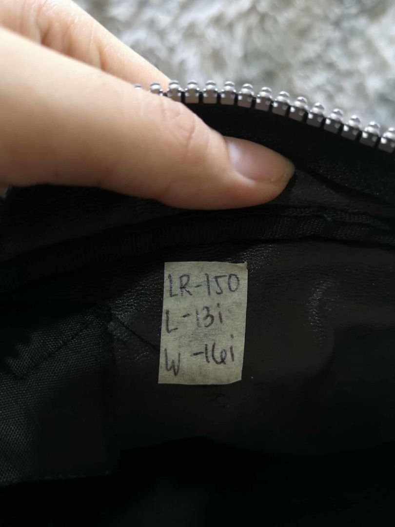 Front Pocket Laptop Bag (Category: Laptop Bags & Sleeves) located in Santa Cruz. Submitted by jmy_surplus.2 (Listing ID 1415704858, Image 3). Description: Size ; L - 13 W - 16 Color ; Black Type ; Laptop bag Brand ; No brand Material ; Nylon Style ; Black Laptop Bag LR 150 JMY 5 Batch #179.