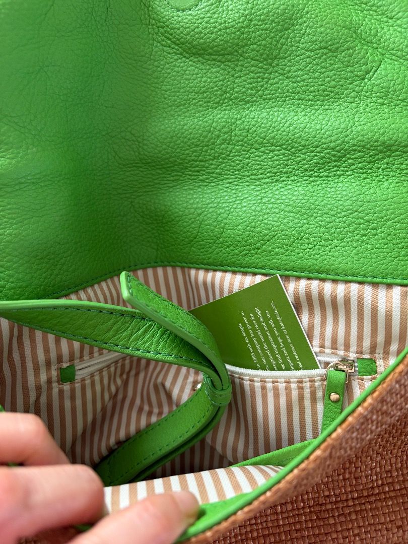 Vintage Kate Spade green bag (Category: Shoulder Bags) located in Muntinlupa City. Submitted by lassi2188 (Listing ID 1415644540, Image 2). Description: Lightly used Kate Spade vintage bag. Used just a few times. .