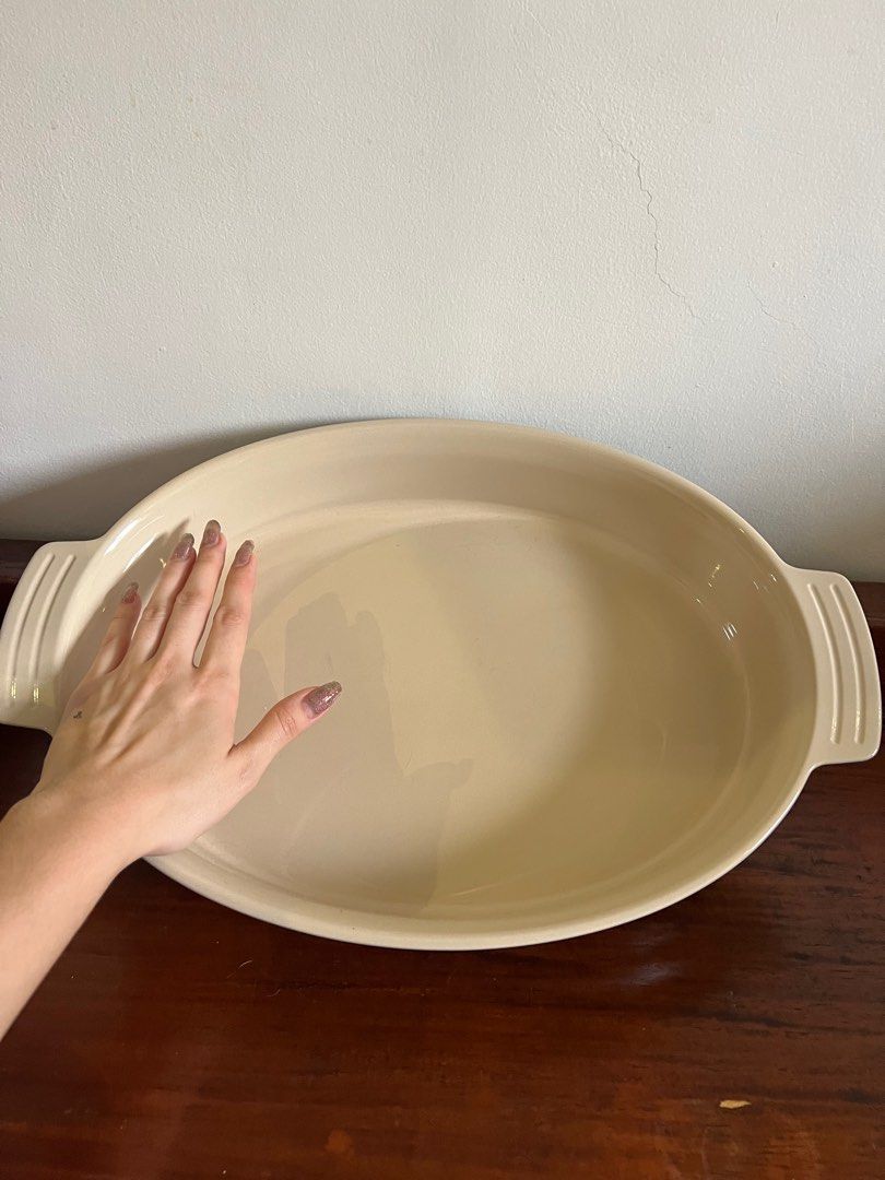 Le Creuset Oval Baking Dish (Category: Bakeware) located in Manila. Submitted by kitkat24 (Listing ID 1415653859, Image 2). Description: - Le Creuset Oval Baking Dish - Features classic design - Premium stoneware.