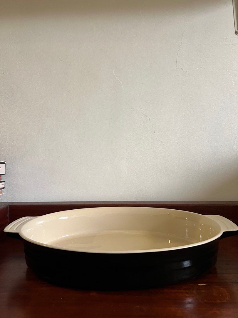 Le Creuset Oval Baking Dish (Category: Bakeware) located in Manila. Submitted by kitkat24 (Listing ID 1415653859, Image 1). Description: - Le Creuset Oval Baking Dish - Features classic design - Premium stoneware.