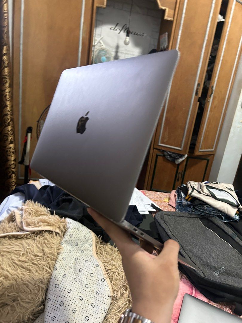 Macbook Pro 2017 Non Touchbar (Category: Laptops & Notebooks) located in Boac. Submitted by ltalysfinest (Listing ID 1415728271, Image 1). Description: No longer works anymore. Buy at your own risk, LCD is damaged and so is the motherboard. Good parts, the battery still lasts. .