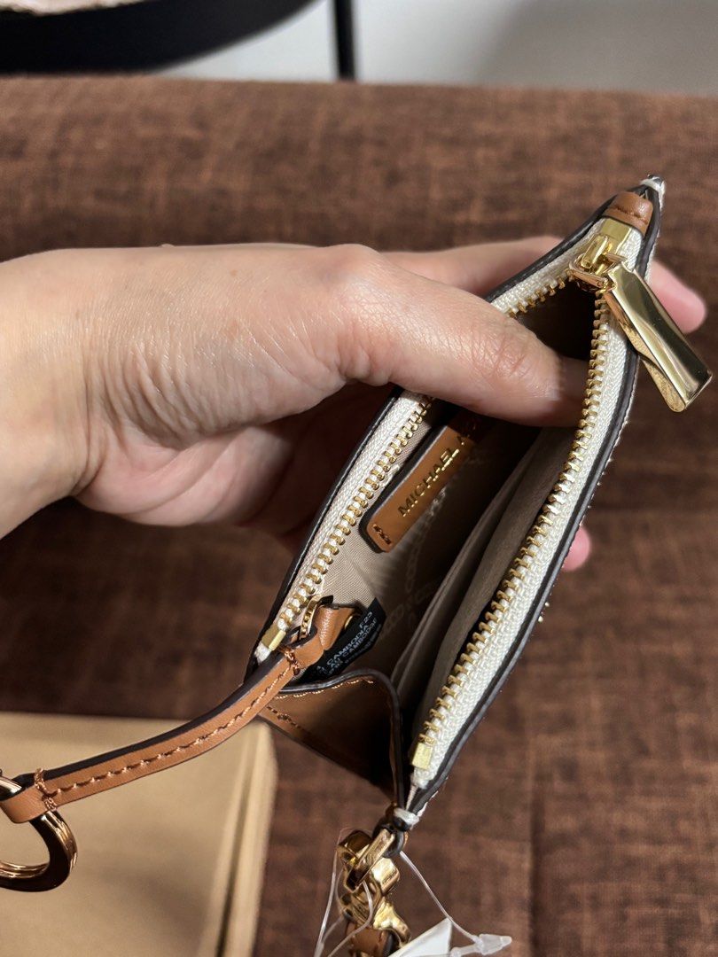 Michael Kors SM Coin Purse Vanilla (Category: Luxury Bags & Wallets) located in Makati City. Submitted by pinkycess (Listing ID 1415666159, Image 3). Description: 100% authentic and brandnew michael kors jet set coin purse/ card holder wallet in vanilla color. From US. Rfs: too small for me and i already got a bigger one. raising funds for my daughter’s operation Pick up at palanan makati. Can ship thru lbc, lalamove or grab (sf paid by buyer?.
