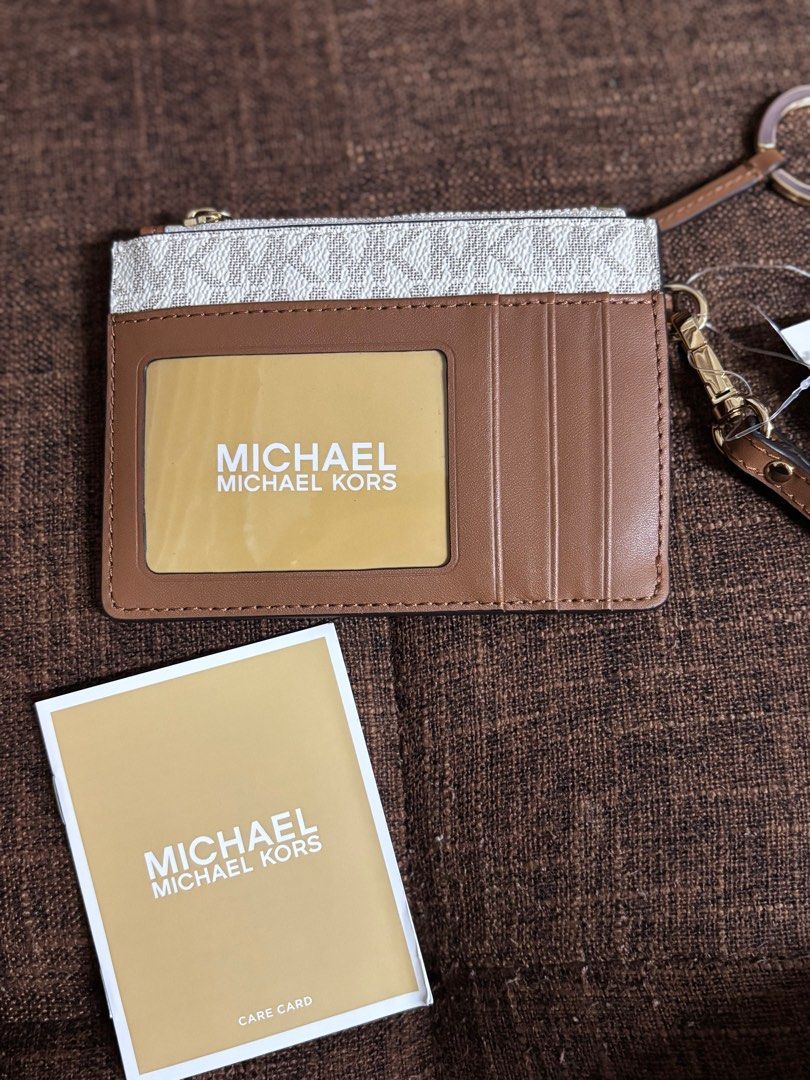 Michael Kors SM Coin Purse Vanilla (Category: Luxury Bags & Wallets) located in Makati City. Submitted by pinkycess (Listing ID 1415666159, Image 2). Description: 100% authentic and brandnew michael kors jet set coin purse/ card holder wallet in vanilla color. From US. Rfs: too small for me and i already got a bigger one. raising funds for my daughter’s operation Pick up at palanan makati. Can ship thru lbc, lalamove or grab (sf paid by buyer?.