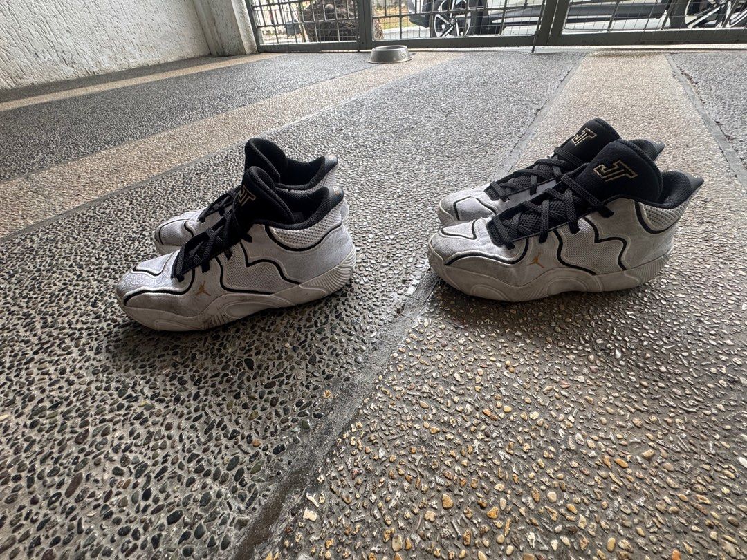 Nike jayson tatum kids (Category: Babies & Kids Fashion) located in Muntinlupa City. Submitted by jay826 (Listing ID 1415747919, Image 3). Description: - Nike Jayson Tatum 2.5 Y - Color: White and Black - Size: US 2.5Y, EUR 34, Insole 21.5 cm - Black laces and collar - Features "JC" logo on the tongue - well used - needs cleaning - P600 each or P1000 for both.