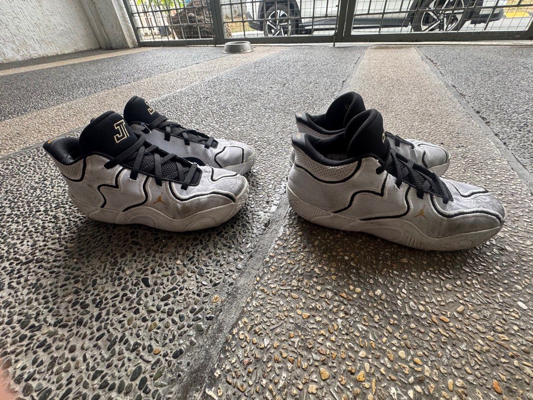 Nike jayson tatum kids (Category: Babies & Kids Fashion) located in Muntinlupa City. Submitted by jay826 (Listing ID 1415747919, Image 2). Description: - Nike Jayson Tatum 2.5 Y - Color: White and Black - Size: US 2.5Y, EUR 34, Insole 21.5 cm - Black laces and collar - Features "JC" logo on the tongue - well used - needs cleaning - P600 each or P1000 for both.