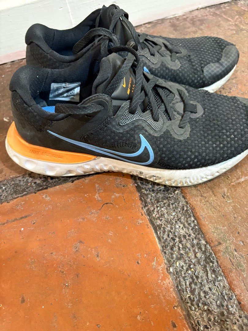 Nike Renew run Black Running Shoes (Category: Sneakers) located in Las Pinas. Submitted by rios21 (Listing ID 1415656176, Image 2). Description: No Box Issues - Signs of wear on upper and sole -needs cleaning.