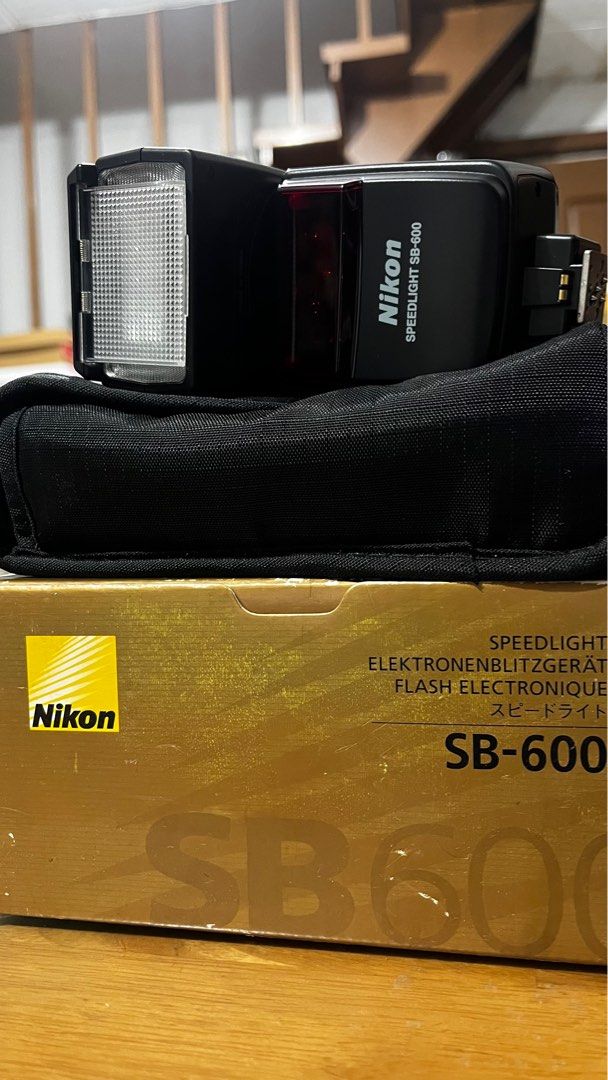 Nikon SB-600 Speedlight Flash (Category: Flashes) located in San Fernando. Submitted by minkartmin (Listing ID 1415697623, Image 2). Description: Good as New, No Scratches and Sign of Usage. With Original Box and Pouch for the device..