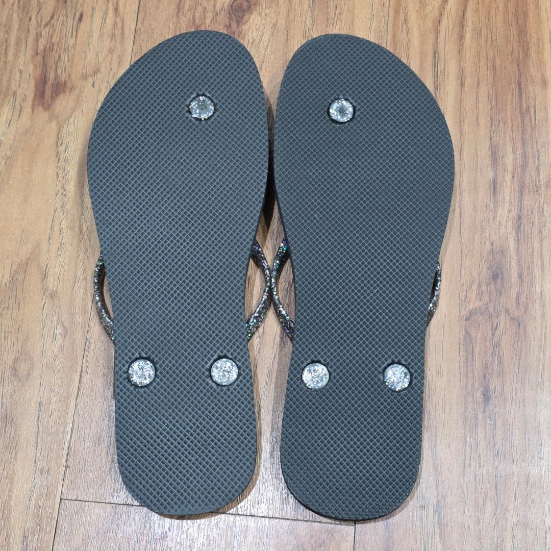 Old Navy Slippers (Size 9) (Category: Slippers and slides) located in Quezon City. Submitted by mks13 (Listing ID 1415751602, Image 2). Description: never used, size fitted only rfs: not using it bought from US, Old Navy Store. sf c/o buyer. MOP: gcash/maya MOD: GGX/JNT/SDD location: Quezon City, Metro Manila.