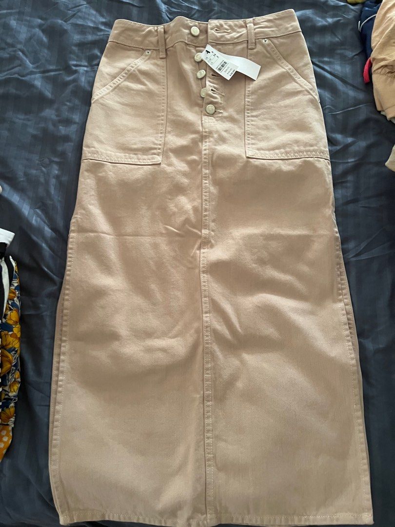 Original Top Shop skirt (Category: Skirts) located in Quezon City. Submitted by tangled8 (Listing ID 1415637611, Image 1). Description: Original Top shop bought in London size 26" length 33" with slit. Color Salmon, brand new..