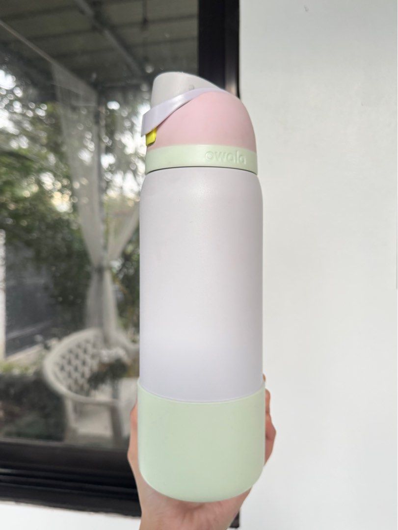 Owala Freesip Water Bottle Tumbler - Candy Coated 32oz w/ Mint Boot 🪷 (Category: Water Bottles & Tumblers) located in Rizal. Submitted by es1ng (Listing ID 1415750654, Image 1). Description: has a small dent (see pics) but no scratches. negotiable!! RFS: too much tumblers .