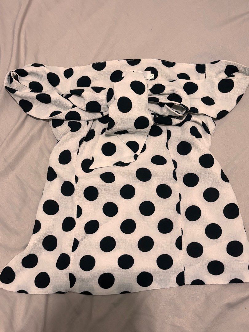 Polka Dot Top (Category: Sleeveless) located in Manila. Submitted by giiloved (Listing ID 1415806449, Image 1). Description: Size: small Mod: jnt or lalamove Mop: gcash Loc: sampaloc manila.